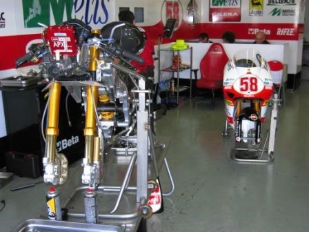 Η Gilera με το Νο 58, λυμένη και ο Marco κρυμμένος πίσω από τον πάγκο διαβάζει…
